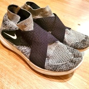 Boys Nike Knit pull on shoes size 6y